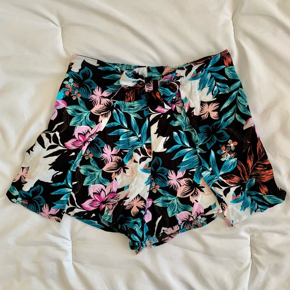Lulu’s Tropical Print Tie Front Shorts